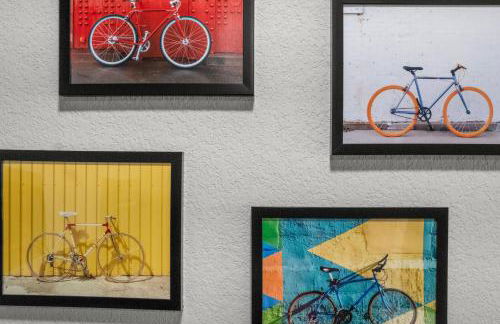 Luxe King Suite, Cozy Sectional, Gym, Pool, U of A - Photo 54