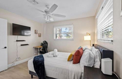 Walk to Beach Indoor-Outdoor Living w Pool - Photo 32