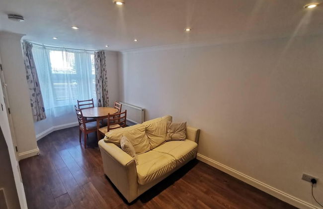 Romford Retreat - Stylish Apartment Stay - Photo 4