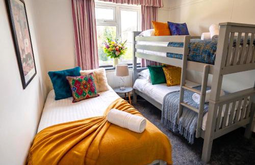 Green Haven Villa - 4BR Spacious House with Hot tub, Ample Parking, Air Condition, WIFI, Netflix, Patio & Garden - Foto 8