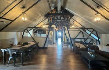 Upscale Industrial Penthouse - Foto 13