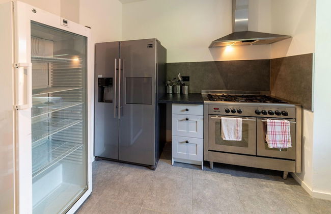 Mansion With Pool & Bar - Photo 10