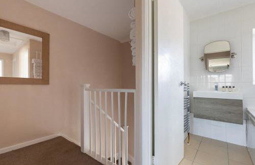 Clicketts - 3-Bedroom, Full Entire House, Sleeps 6 guests, Free wifi, Street Parking, Smart TV, Basildon, Essex London - Foto 48