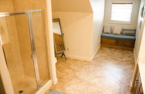 Pet Friendly Tranquil Cottage with Fire-Pit & Hot Tub Minutes to BEACHES - Foto 23