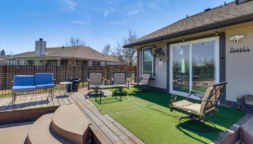 Hot Tub, Pool, and Fire Pit! Solar-Powered Hutto Gem - Foto 2