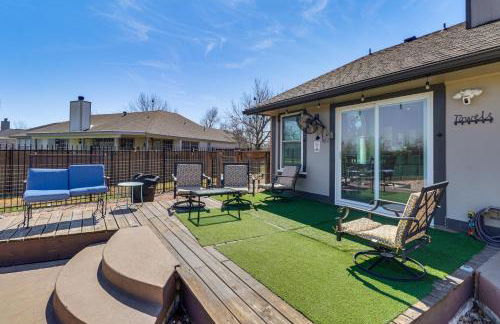 Hot Tub, Pool, and Fire Pit! Solar-Powered Hutto Gem - Foto 2