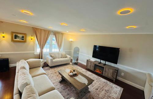 Bright Home for Family and Groups with Patio - Foto 34