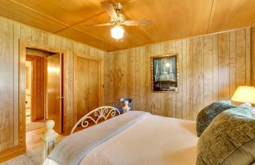 Spacious Riverfront Cottage with Dock in Green Pond! - Foto 12