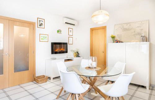 "Charm & Cozy 4BR - 3BA with Pool & Barbecue" - Photo 10