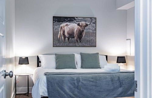 Contemporary 2BR2BA w-King - Den - Private Entry-Yard - Foto 30