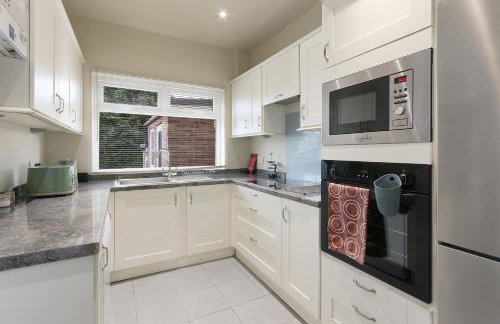 Home from Home 4 Bed - Ideal for Workers & Great for Groups, FREE Parking, Spacious, Pet Friendly Netflix - Foto 5