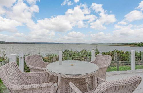 Bay View 2-Bed Lodge with Glorious Harbour View and Balcony - Photo 2