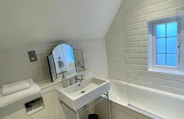 Northbrook Cottage, Farnham, up to 8 adults - Photo 5