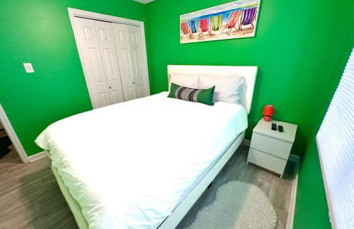 Stylish 2BR Condo Near Beach, Large Pool & Patio, Pet Friendly - Foto 31