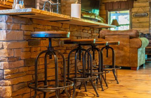 River Lodge Escape with Hot Tub - Foto 7