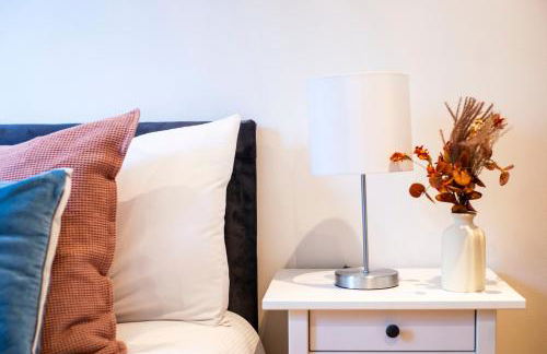 Bright Riverside 2 Bed Haven with Balcony - Modern Comfort in Battersea - Foto 12