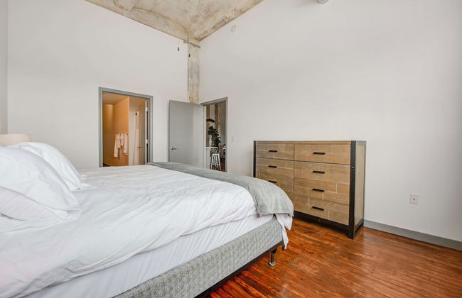 Luxury Historic Loft with Gym - Photo 20