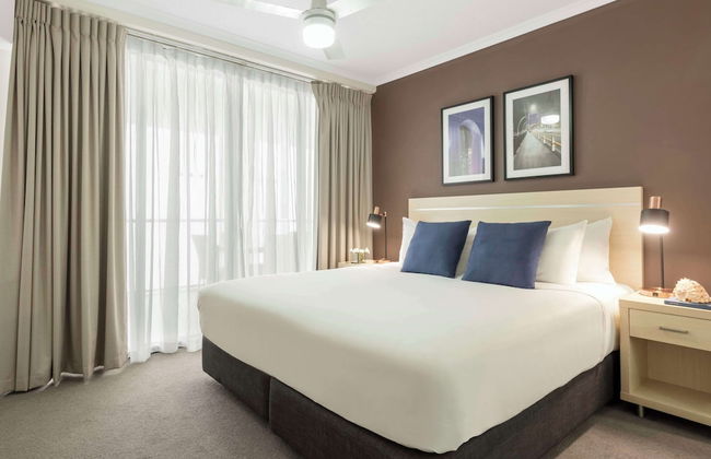 Oaks Brisbane River City Suites - Photo 11