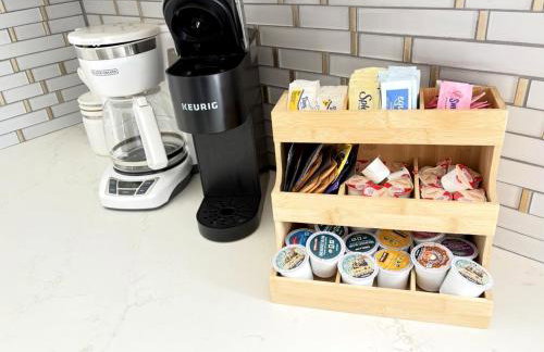 4BR Boutique Coastal Home, Walk to Beach and The Strand, Sleeps 10 - Foto 51