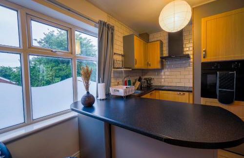 Luxury 1st floor modern flat, close to city with free parking - Photo 11