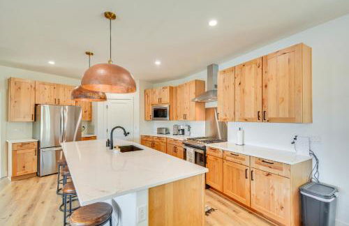 2 Mi to Lake Stunning Twin Lakes Home with Deck - Foto 7