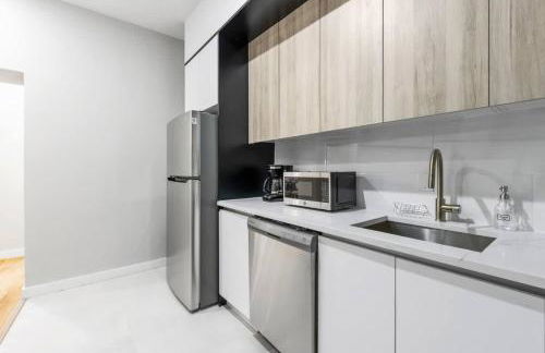 Top Notch 2BR & 2BA Suite Minutes to Central Park - Photo 11