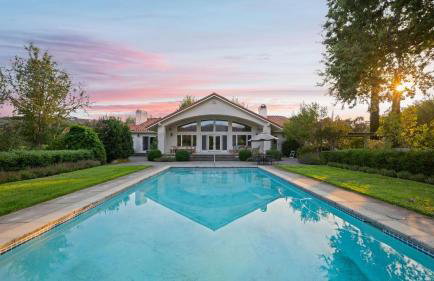 Vineyard Estate w Pool Spa Bocce Ball Mins to Wineries Park Lawndale Manor by AvantStay - Foto 40