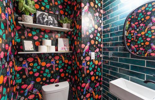 5 Bedroom 2 & 1 half Bath Group Stay Fun Design in Quiet Neighborhood - Foto 26