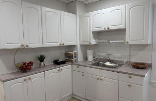 Stylish 3BR Revere Home Sleeps 8 Near Boston, Revere Beach and Airport - Foto 13