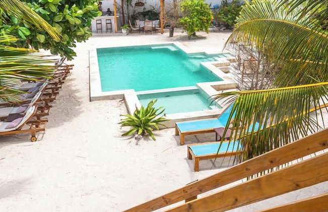 Solymar Staffed Beach Front Villa - Photo 20