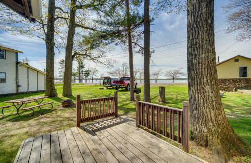 Stone Lake Cabin with Private Deck and Fire Pit! - Foto 19