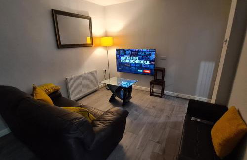 Whole House - 4 Bedrooms - Parking - Sleeps 8 - Foto 5