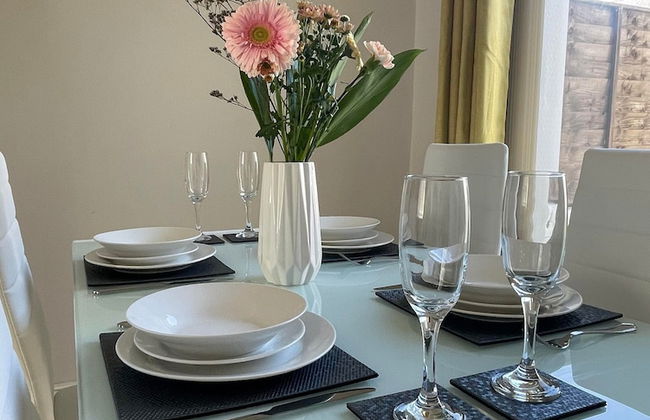 Lovely 3 Bedroom Apartment In Newcastle Upon Tyne With Free Parking - Photo 29