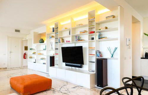 Peaceful Penthouse with Garage by NDP rent - Foto 1