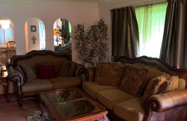 Beautiful, Cozy Stay in Oak Park, Queen Bedroom, Work Setup & Backyard Grill - Foto 12