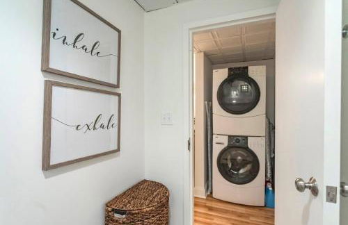 Two Condos on Music Row that Sleeps 14 with POOL and Parking - Foto 35