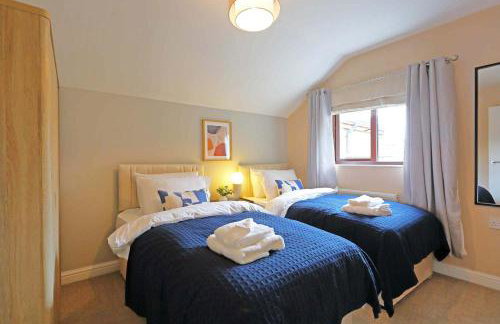 Spacious Dewsbury Home, 8 beds, sleeps 10, Free Parking and Wifi, 3 TVs, Close to motorways - Foto 6