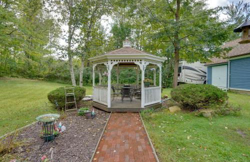 Cozy Pittsfield Gem with Deck, Gazebo and Fireplace - Foto 3