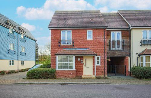 Middleton House with Free Parking, Fast-Wifi, SmartTV and Garden by Yoko Property - Photo 25