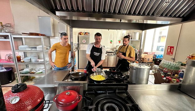 Cours de cuisine de tapas espagnoles avec musique live à la guitare - Photo 4