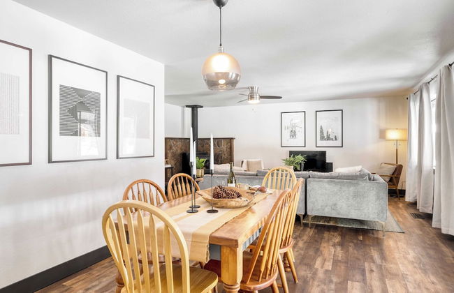 Quiet River Bend Cabin by Avantstay 35 Mins to Mt Bachelor 10 Mins to Town Centre Hot Tub! - Foto 8