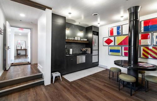 Riverfront Retreat - 2 Units - 3BR - Free Parking - Foto 10