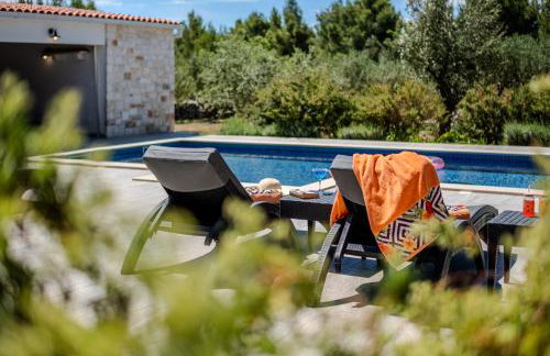 Luxury Villa Nature with heated private pool, sauna & fire pit, a short walk to the beach - Photo 9