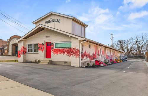 Vibrant Neon Condo Near Restaurants, Coffee and Bars - Foto 5