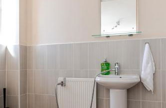 Comfortable 3-Storey House with Free Car Parking - Foto 14