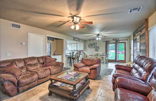 Lakefront Home with Private Beach Access! - Foto 5