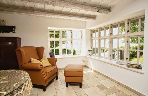 strandnahe Idylle am Meer, private Badestelle mit Strandkorb - Gutshof Ostseeblick FeWo Nr 04 - Photo 3