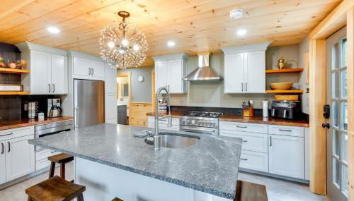 Lakefront Lovell Home with Dock Walk to Town Beach! - Foto 3