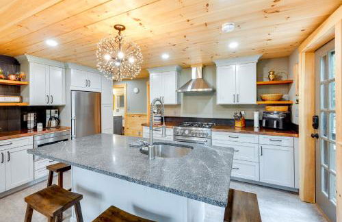 Lakefront Lovell Home with Dock Walk to Town Beach! - Foto 3