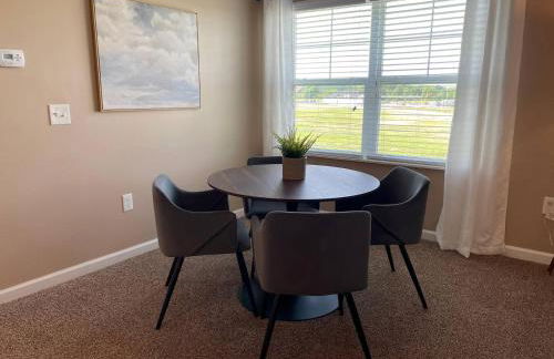 Retreat At The Charles Fast WiFi WasherDryer - Foto 7